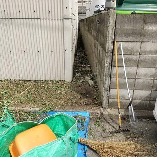 東大阪の建物と塀との間の草刈り作業後の状態